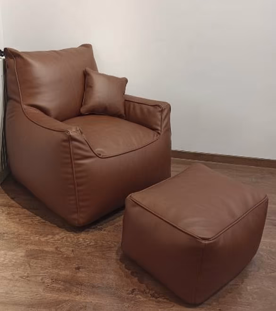 Levora + Box + Cushion